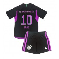 Echipament fotbal Bayern Munich Leroy Sane #10 Tricou Deplasare 2023-24 pentru copii maneca scurta (+ Pantaloni scurti)